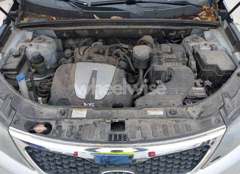 Photo 10 of 2011 Kia Sorento LX V6 (VIN 5XYKT4A20BG164594)