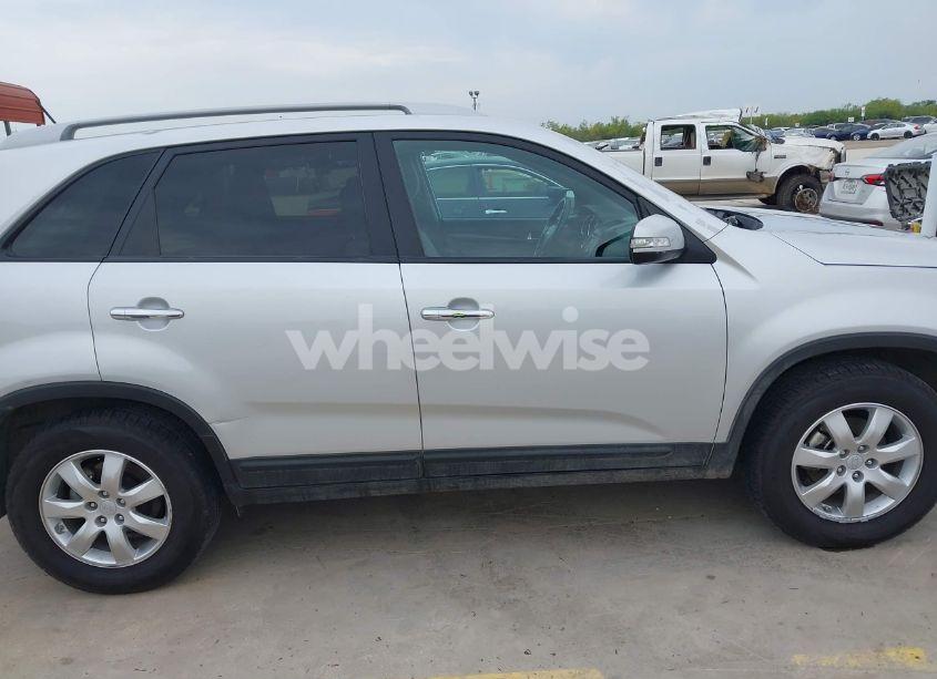 Photo 13 of 2011 Kia Sorento LX V6 (VIN 5XYKT4A20BG164594)