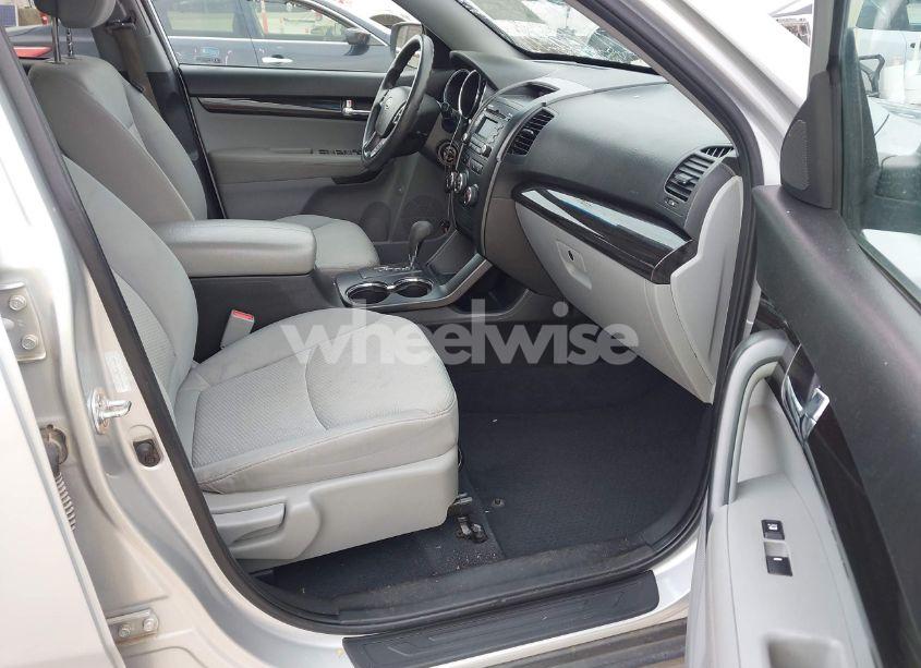 Photo 5 of 2011 Kia Sorento LX V6 (VIN 5XYKT4A20BG164594)