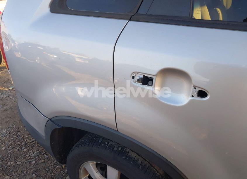 Photo 12 of 2013 Kia Sorento LX V6 (VIN 5XYKT4A20DG383770)