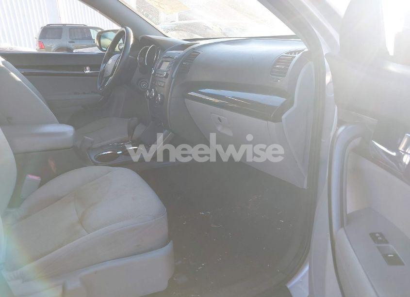 Photo 5 of 2013 Kia Sorento LX V6 (VIN 5XYKT4A20DG383770)