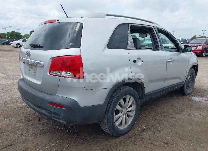 Photo 4 of 2011 Kia Sorento LX V6 (VIN 5XYKT4A21BG075391)