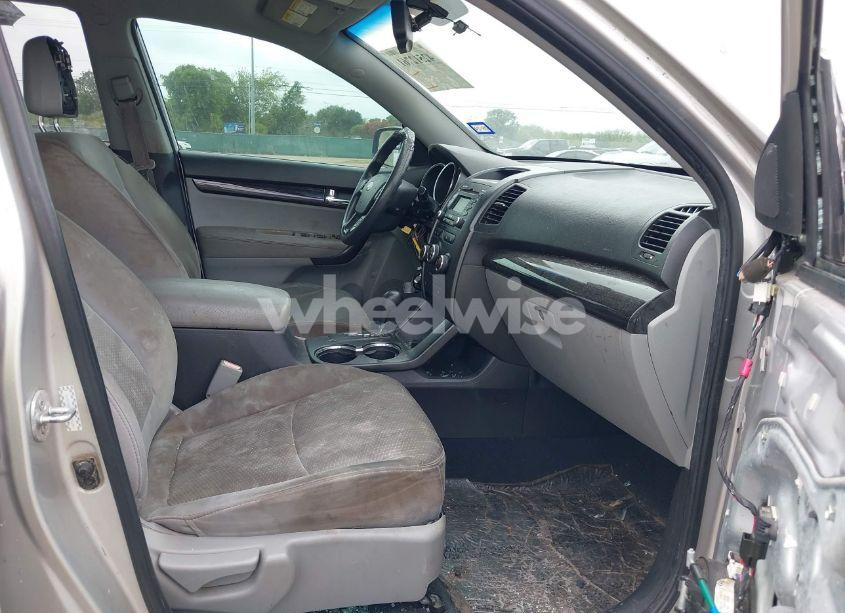 Photo 5 of 2011 Kia Sorento LX V6 (VIN 5XYKT4A21BG075391)