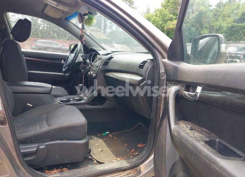 Photo 5 of 2011 Kia Sorento LX V6 (VIN 5XYKT4A21BG083703)