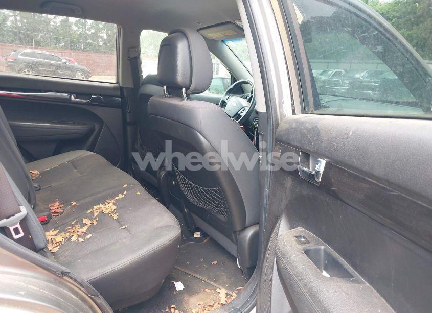 Photo 8 of 2011 Kia Sorento LX V6 (VIN 5XYKT4A21BG083703)