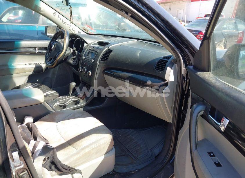 Photo 5 of 2011 Kia Sorento LX V6 (VIN 5XYKT4A21BG122936)