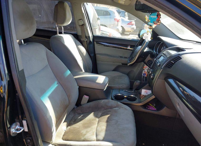 Photo 5 of 2011 Kia Sorento LX V6 (VIN 5XYKT4A22BG065551)
