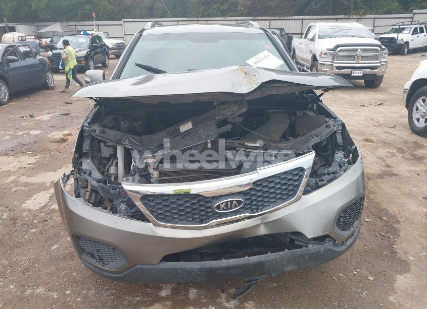 Photo 13 of 2011 Kia Sorento LX V6 (VIN 5XYKT4A22BG149224)