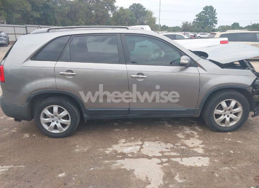 Photo 14 of 2011 Kia Sorento LX V6 (VIN 5XYKT4A22BG149224)