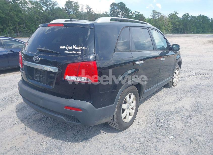 Photo 4 of 2013 Kia Sorento LX V6 (VIN 5XYKT4A23DG310439)