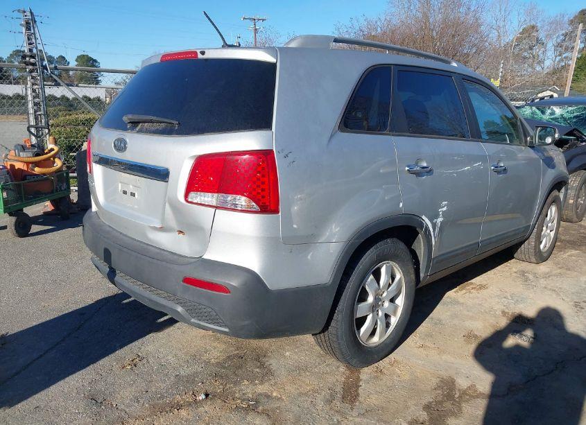 Photo 4 of 2013 Kia Sorento LX V6 (VIN 5XYKT4A23DG322980)