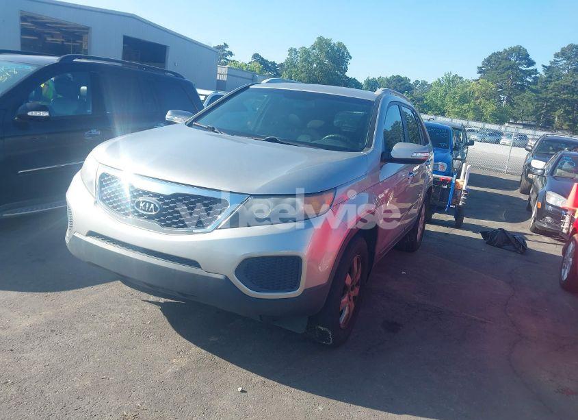 Photo 2 of 2013 Kia Sorento LX V6 (VIN 5XYKT4A23DG413232)