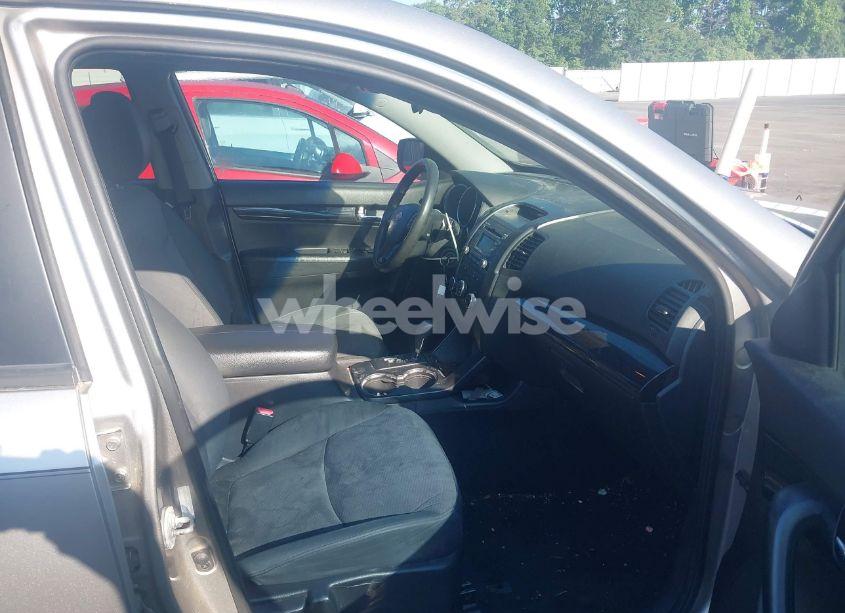 Photo 5 of 2013 Kia Sorento LX V6 (VIN 5XYKT4A23DG413232)