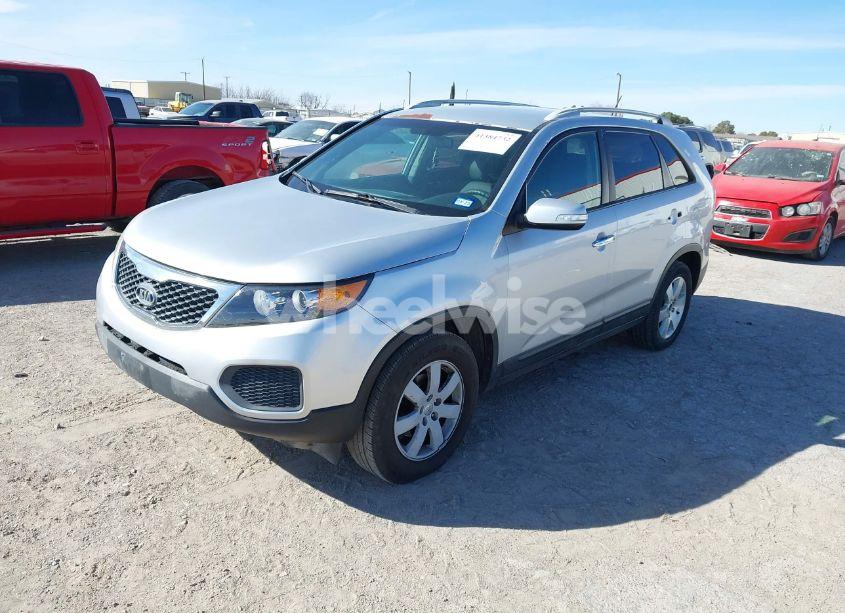 Photo 2 of 2013 Kia Sorento LX V6 (VIN 5XYKT4A24DG338170)