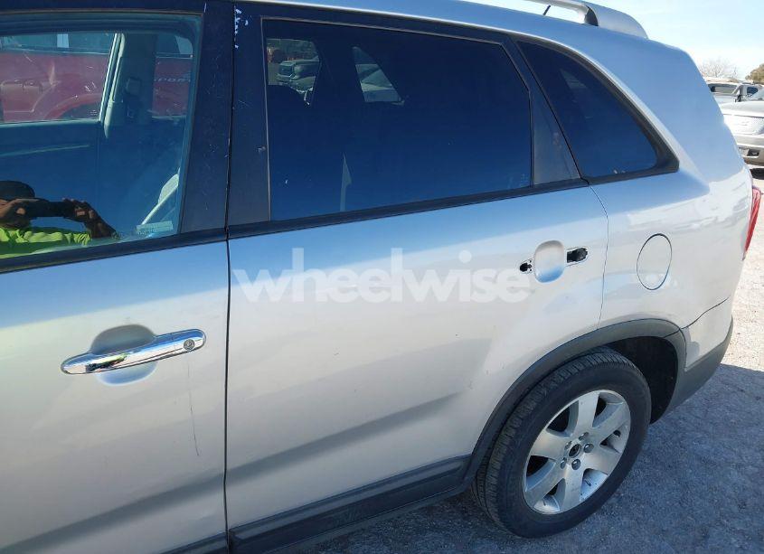 Photo 6 of 2013 Kia Sorento LX V6 (VIN 5XYKT4A24DG338170)