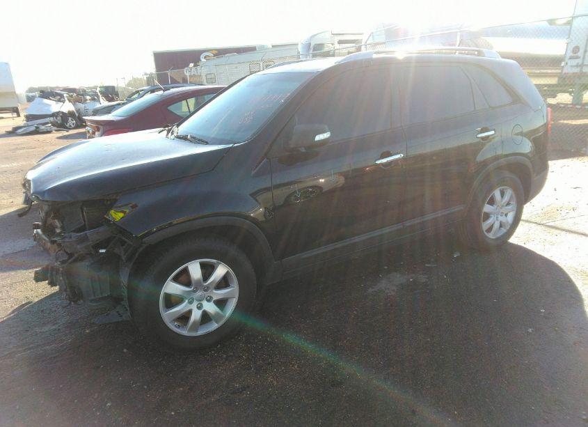 Photo 2 of 2013 Kia Sorento LX V6 (VIN 5XYKT4A24DG347855)