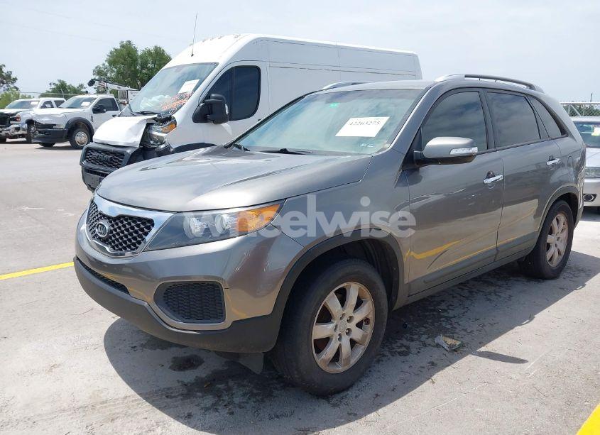 Photo 2 of 2013 Kia Sorento LX V6 (VIN 5XYKT4A24DG403907)