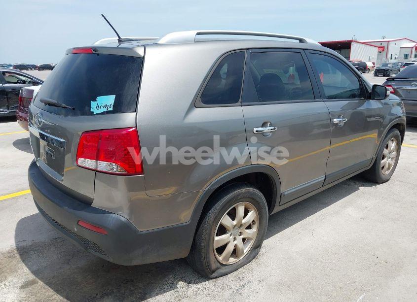 Photo 4 of 2013 Kia Sorento LX V6 (VIN 5XYKT4A24DG403907)
