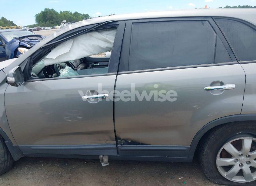 Photo 14 of 2011 Kia Sorento LX V6 (VIN 5XYKT4A25BG120199)