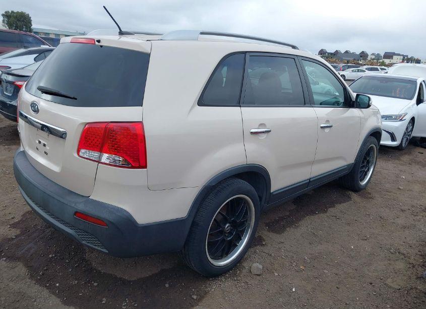 Photo 4 of 2011 Kia Sorento LX V6 (VIN 5XYKT4A25BG137665)