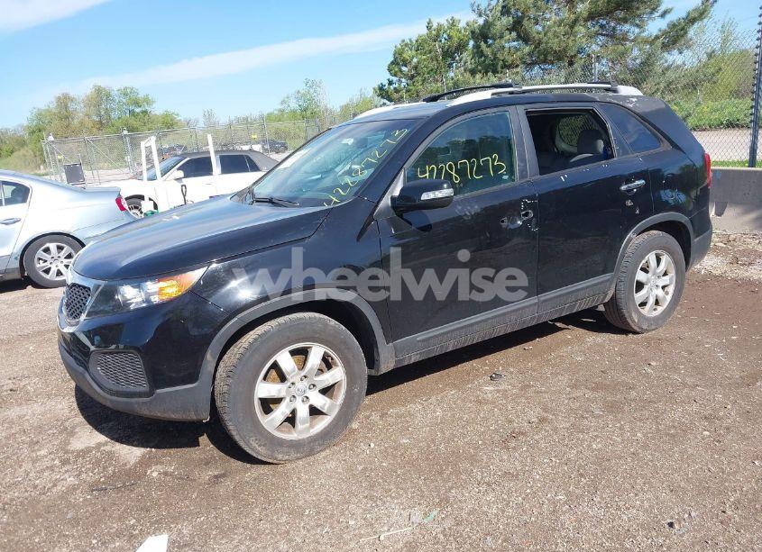 Photo 2 of 2013 Kia Sorento LX V6 (VIN 5XYKT4A25DG315061)
