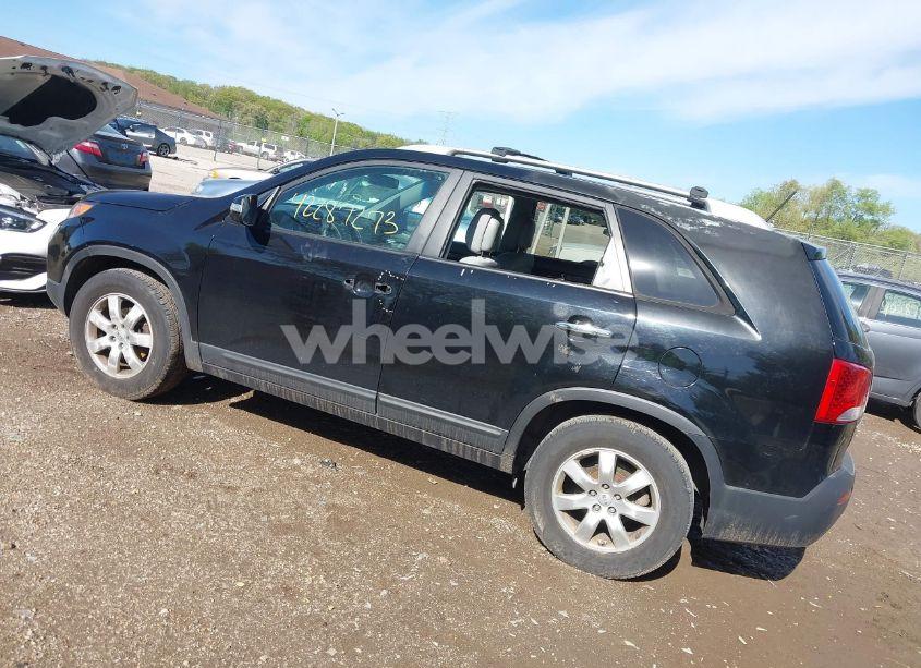Photo 3 of 2013 Kia Sorento LX V6 (VIN 5XYKT4A25DG315061)