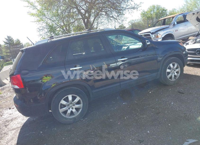 Photo 4 of 2013 Kia Sorento LX V6 (VIN 5XYKT4A25DG315061)