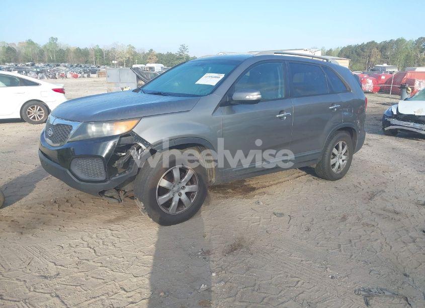 Photo 2 of 2013 Kia Sorento LX V6 (VIN 5XYKT4A25DG322978)