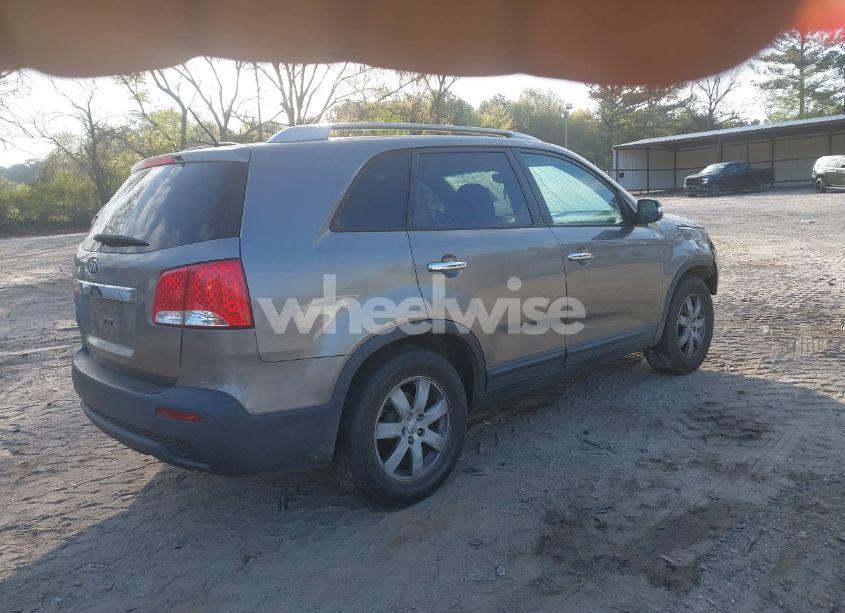 Photo 4 of 2013 Kia Sorento LX V6 (VIN 5XYKT4A25DG322978)