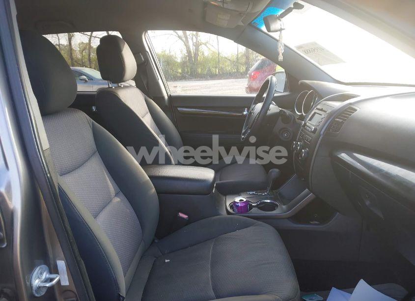 Photo 5 of 2013 Kia Sorento LX V6 (VIN 5XYKT4A25DG322978)