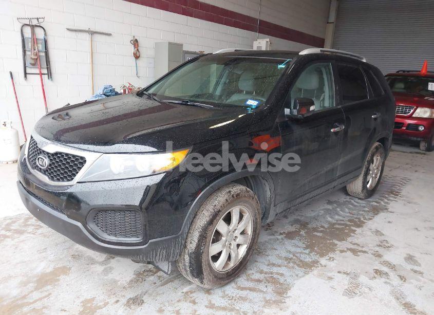 Photo 2 of 2013 Kia Sorento LX V6 (VIN 5XYKT4A25DG376457)