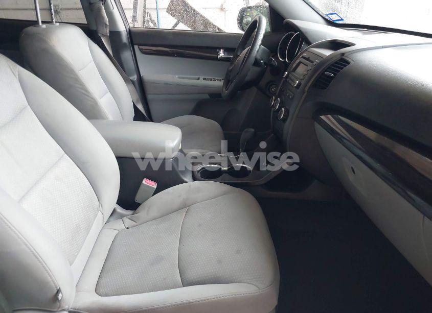 Photo 5 of 2013 Kia Sorento LX V6 (VIN 5XYKT4A25DG376457)