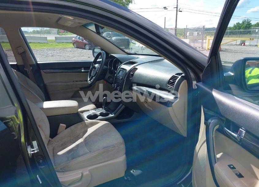 Photo 5 of 2011 Kia Sorento LX V6 (VIN 5XYKT4A26BG152191)
