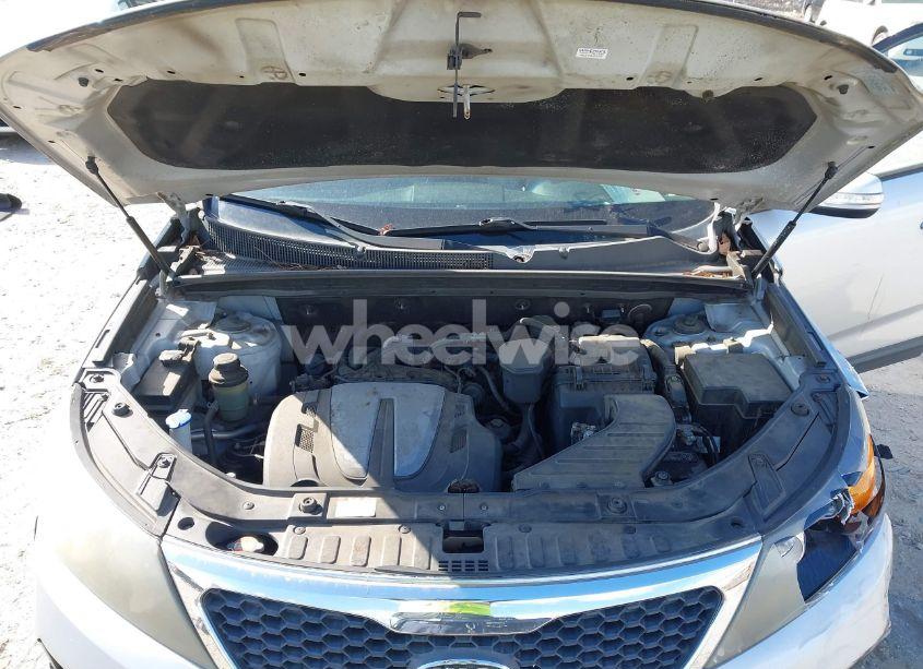 Photo 10 of 2011 Kia Sorento LX V6 (VIN 5XYKT4A26BG160419)