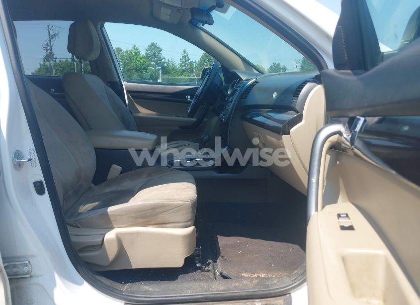 Photo 5 of 2011 Kia Sorento LX V6 (VIN 5XYKT4A27BG092809)