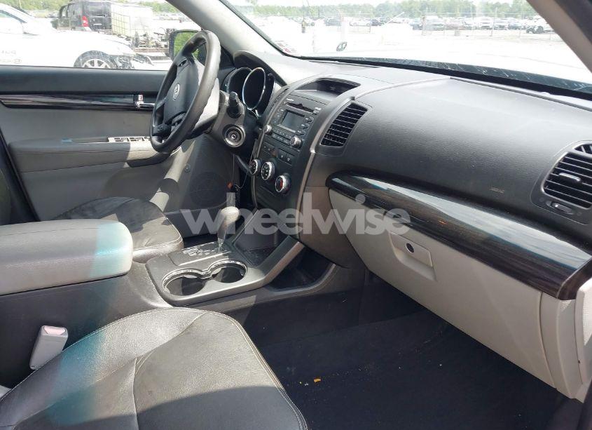 Photo 5 of 2011 Kia Sorento LX V6 (VIN 5XYKT4A27BG110693)