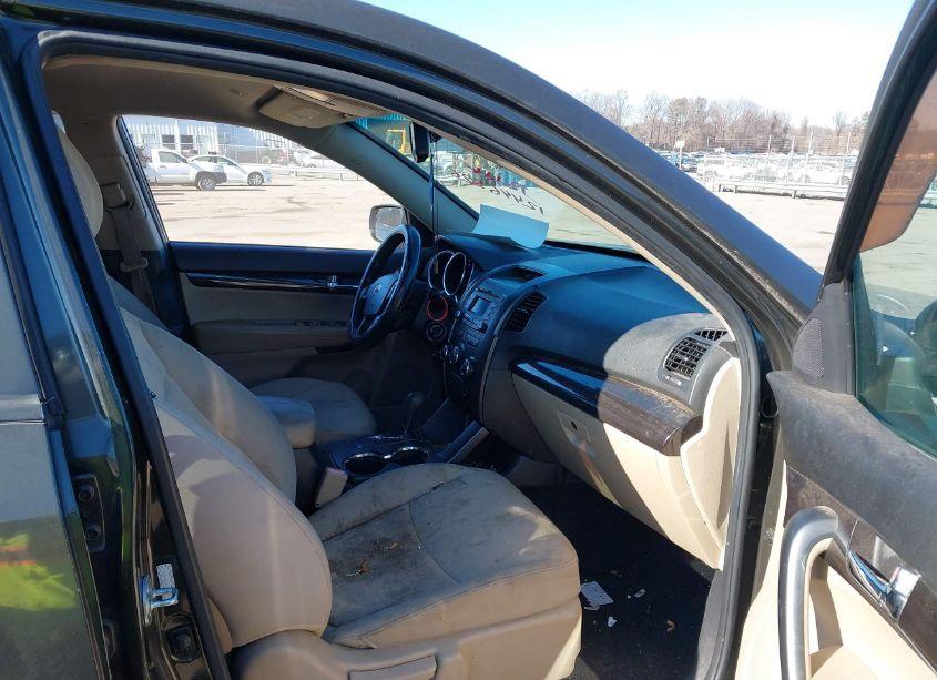 Photo 5 of 2011 Kia Sorento LX V6 (VIN 5XYKT4A27BG117966)