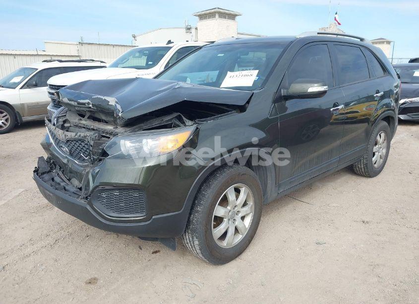 Photo 2 of 2013 Kia Sorento LX V6 (VIN 5XYKT4A27DG317779)