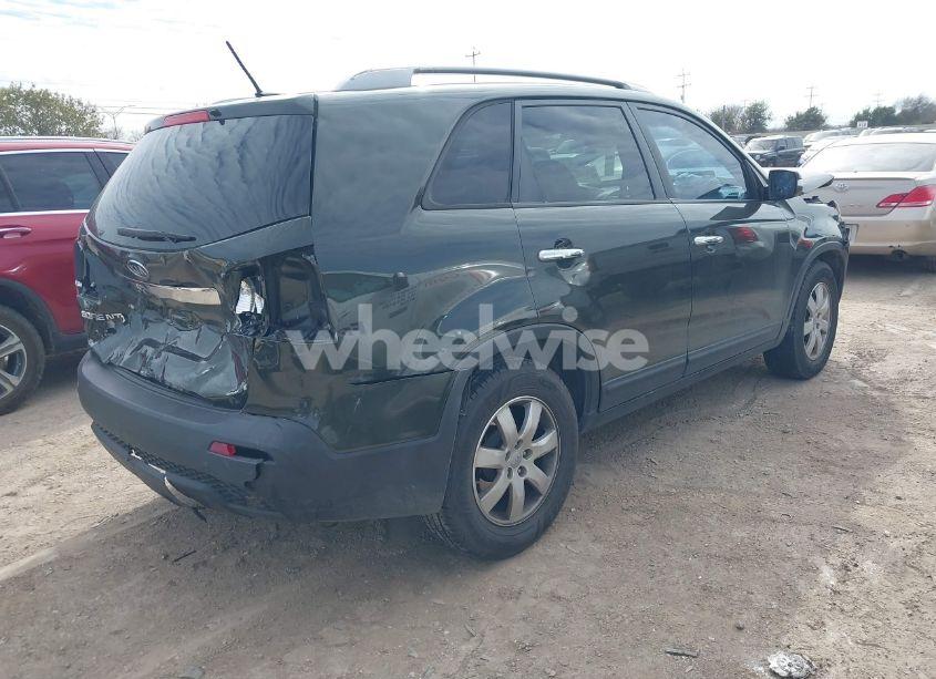 Photo 4 of 2013 Kia Sorento LX V6 (VIN 5XYKT4A27DG317779)