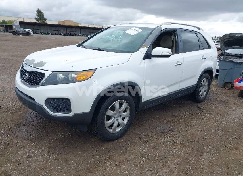 Photo 2 of 2013 Kia Sorento LX V6 (VIN 5XYKT4A28DG348992)