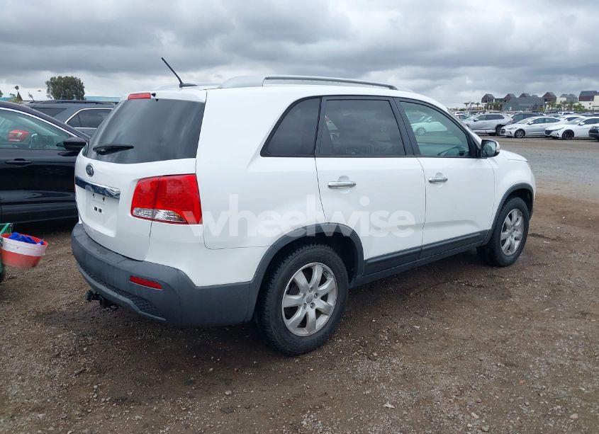 Photo 4 of 2013 Kia Sorento LX V6 (VIN 5XYKT4A28DG348992)