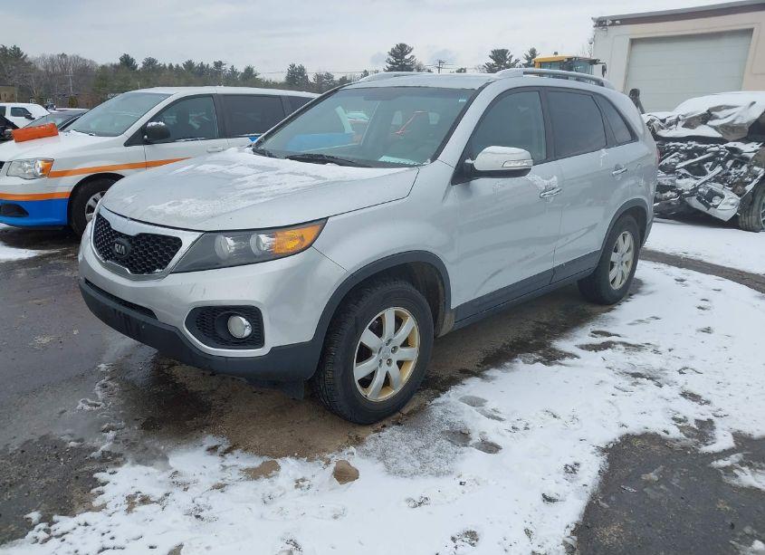 Photo 2 of 2013 Kia Sorento LX V6 (VIN 5XYKT4A28DG391762)