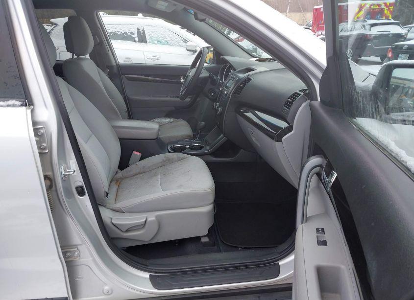 Photo 5 of 2013 Kia Sorento LX V6 (VIN 5XYKT4A28DG391762)