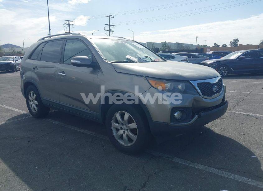 2013 Kia Sorento LX V6 (VIN 5XYKT4A28DG394676) main photo