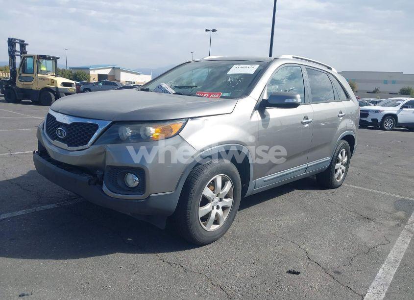 Photo 2 of 2013 Kia Sorento LX V6 (VIN 5XYKT4A28DG394676)