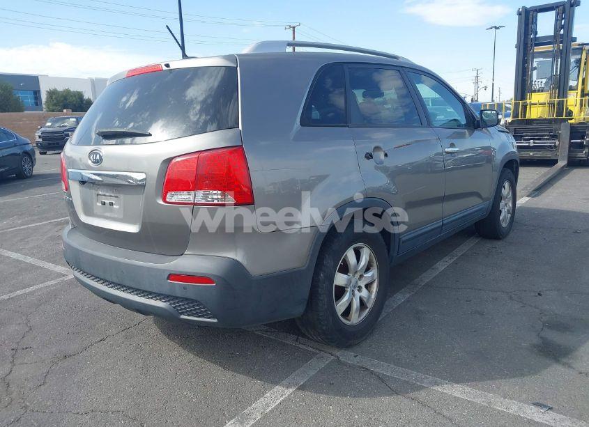 Photo 4 of 2013 Kia Sorento LX V6 (VIN 5XYKT4A28DG394676)