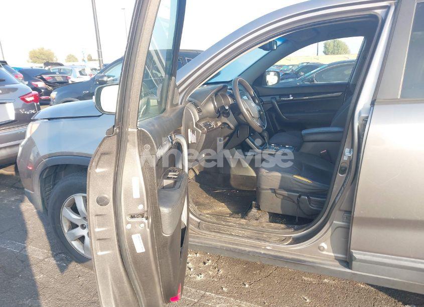 Photo 5 of 2013 Kia Sorento LX V6 (VIN 5XYKT4A28DG394676)