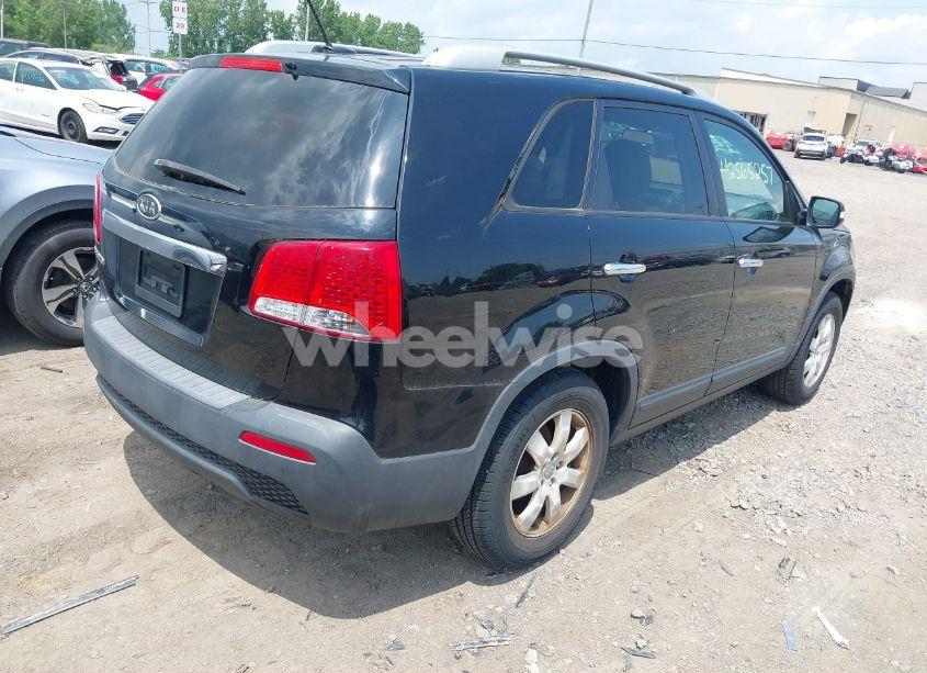 Photo 4 of 2013 Kia Sorento LX V6 (VIN 5XYKT4A29DG322742)