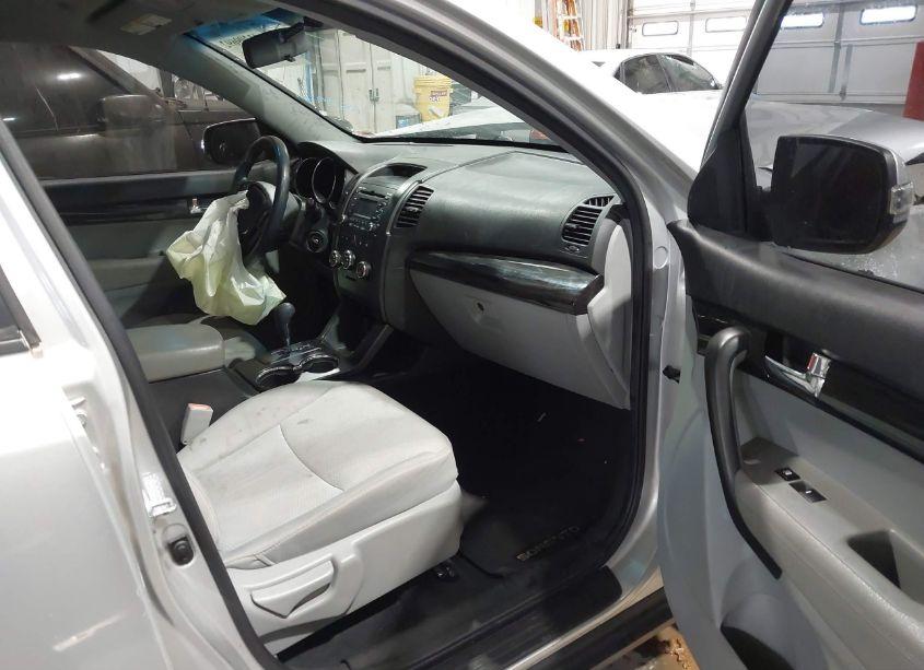 Photo 5 of 2011 Kia Sorento (VIN 5XYKT4A2XBG045385)