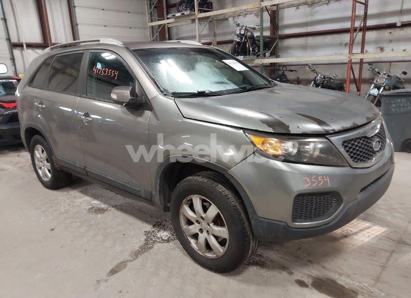2011 Kia Sorento LX V6 (VIN 5XYKT4A2XBG113975) main photo